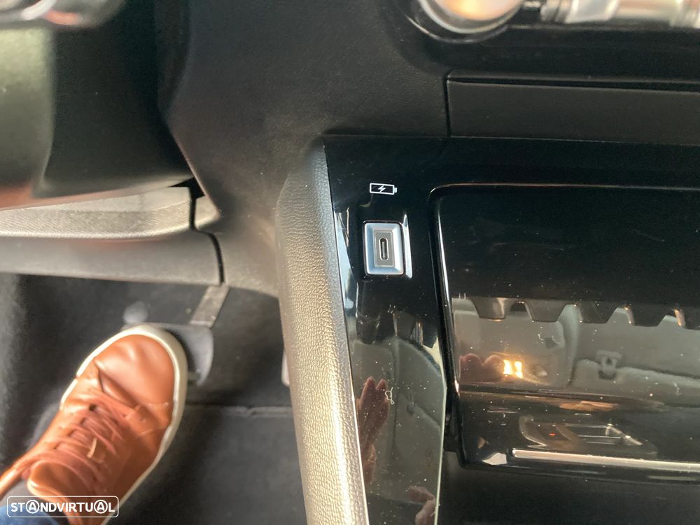 Peugeot 208 1.2 Hybrid Allure e-DCS6 - 29