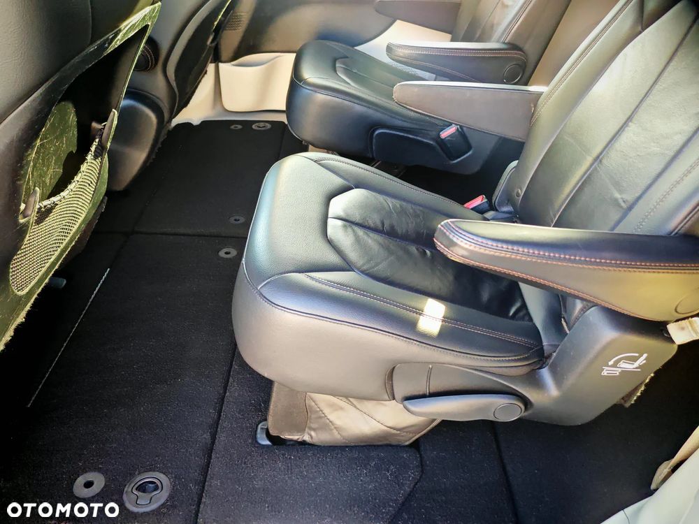 Chrysler Pacifica - 12