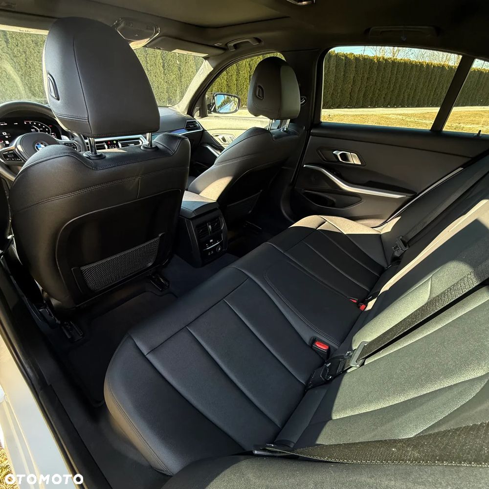 BMW Seria 3 330i xDrive M Sport - 34