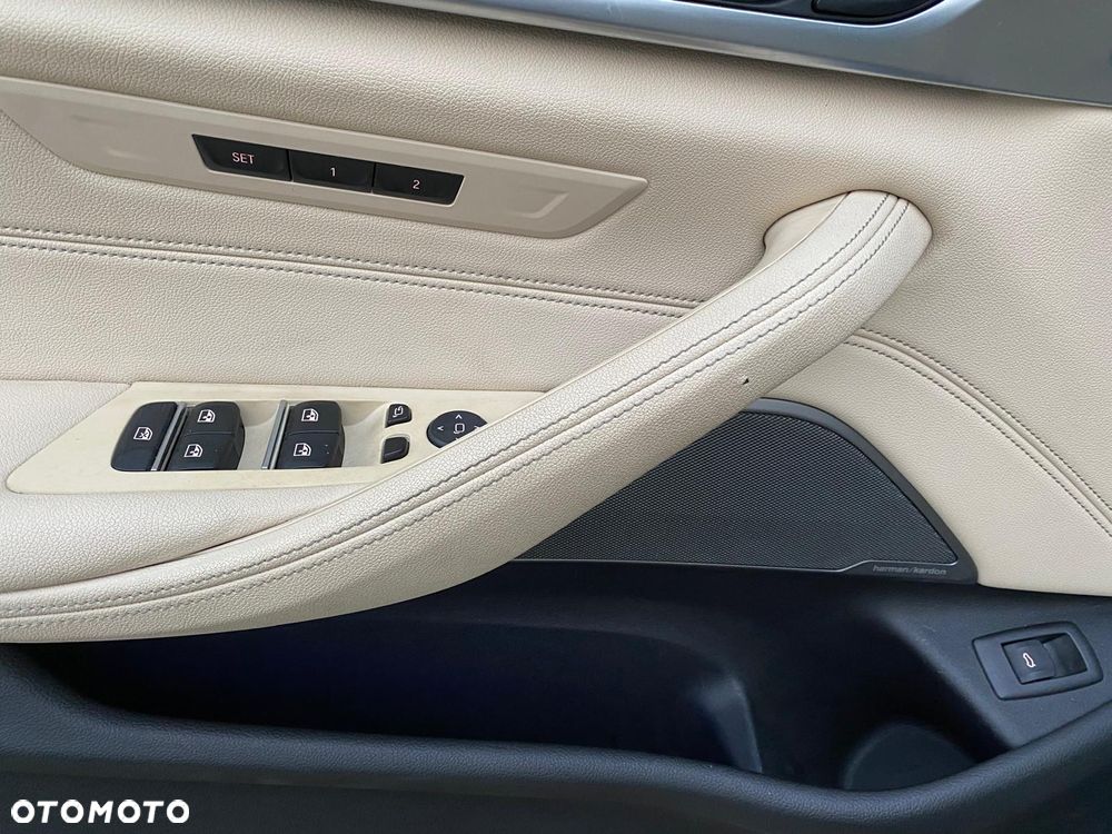 BMW Seria 5 540i xDrive Luxury Line sport - 16
