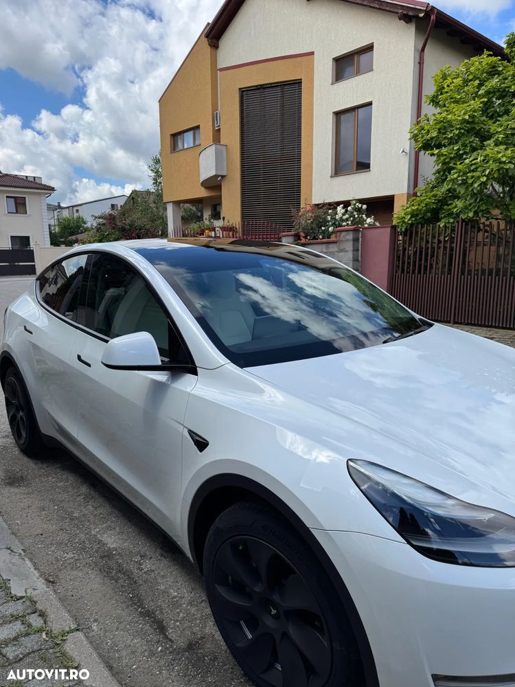 Tesla Model Y Long Range AWD - 2