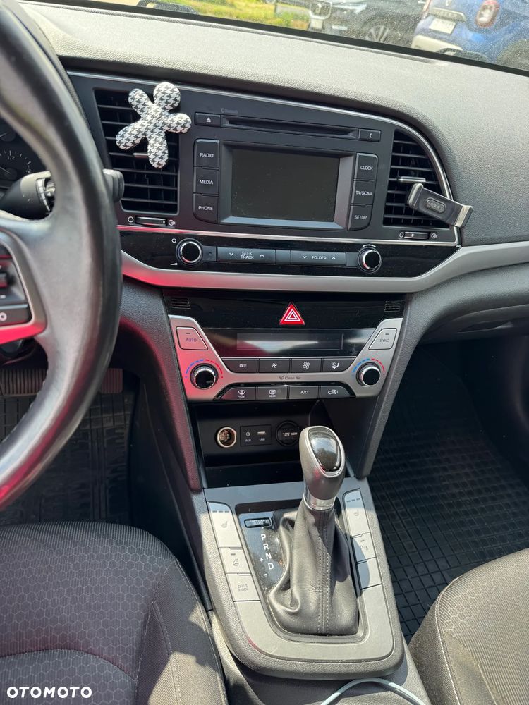 Hyundai Elantra 1.6 Style - 10