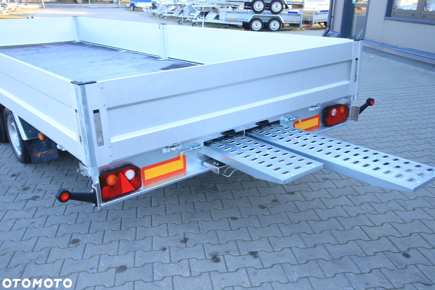 Niewiadów Boss 5.5 x 2.1 burty aluminiowe 3 osie po 1350kg koła 195R13C - 11