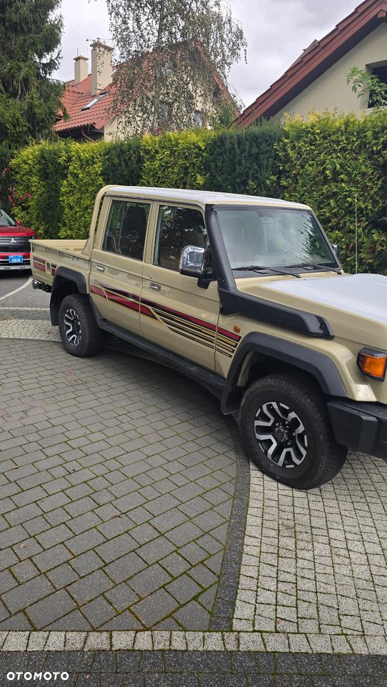 Toyota Land Cruiser - 32