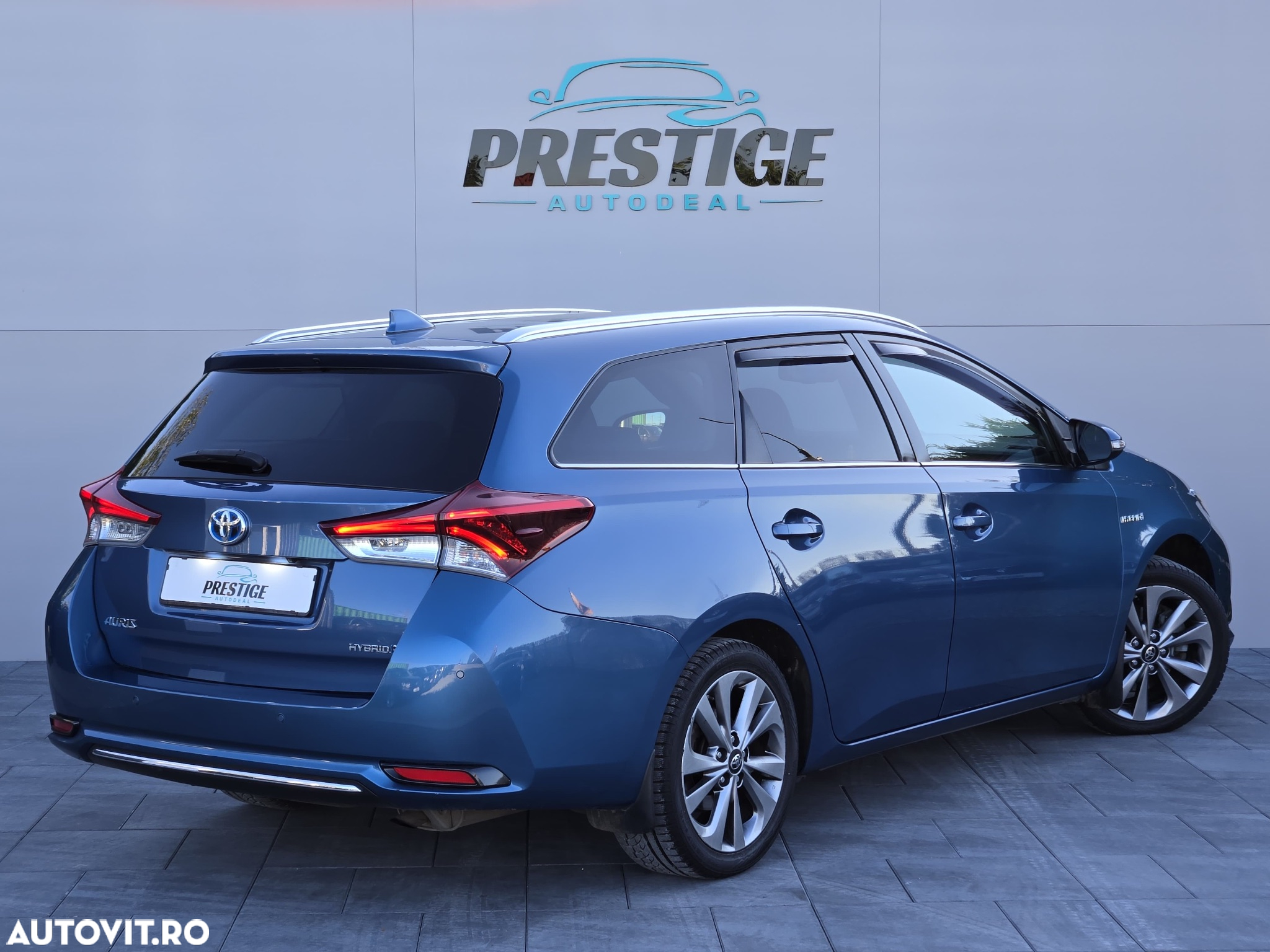 Toyota Auris 1.8 L VVT-i Hybrid Sol + - 4