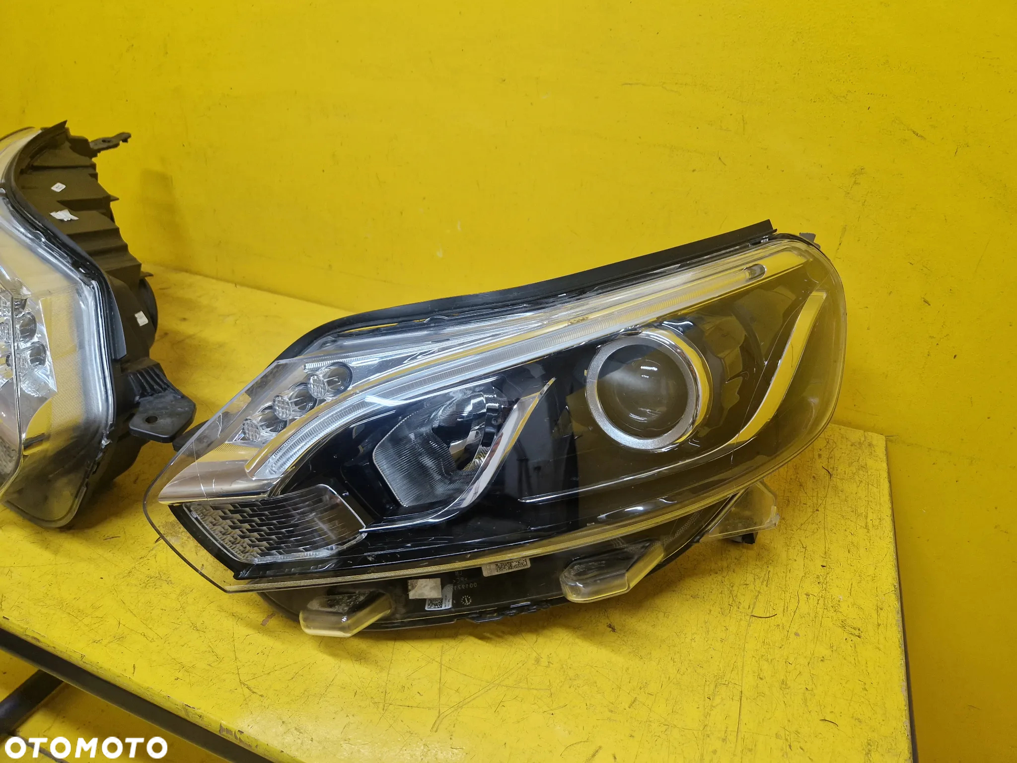 TOYOTA PROACE II 16- LAMPA LEWA PRAWA PRZOD 9808589980-00 - 5