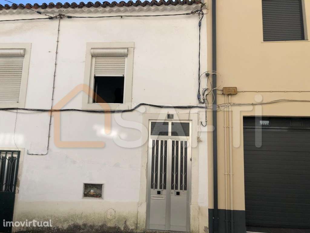 Prédio para recuperar no centro de Torres Novas - Grande imagem: 3/9