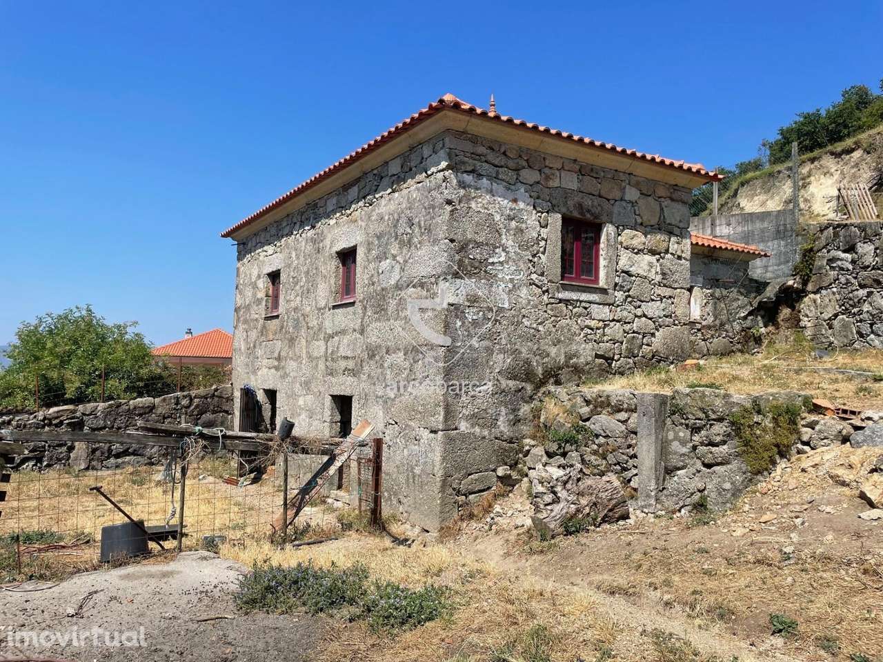 Propriedade com moradia recuperar, 4.700m2 de terreno, vistas excelent - Grande imagem: 3/34