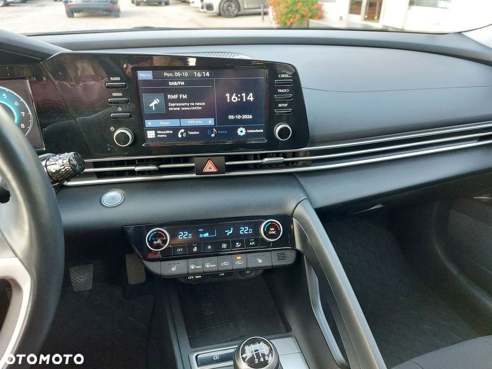Hyundai Elantra - 22