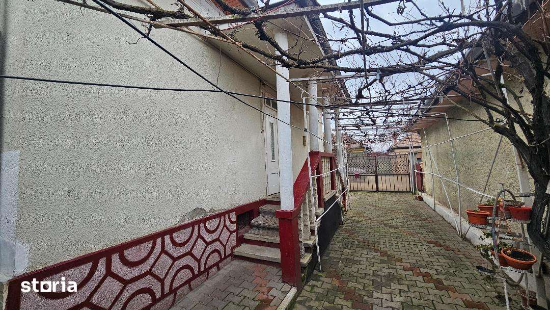 Casă de vânzare cu garaj și pivniță, în oraș - Imagine principală: 2/11