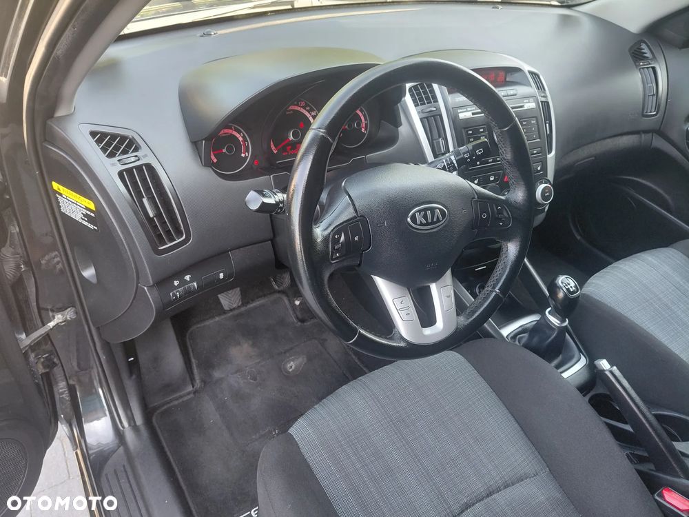 Kia Ceed - 8