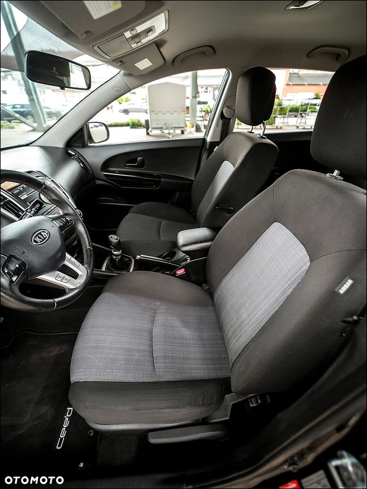 Kia Ceed - 27