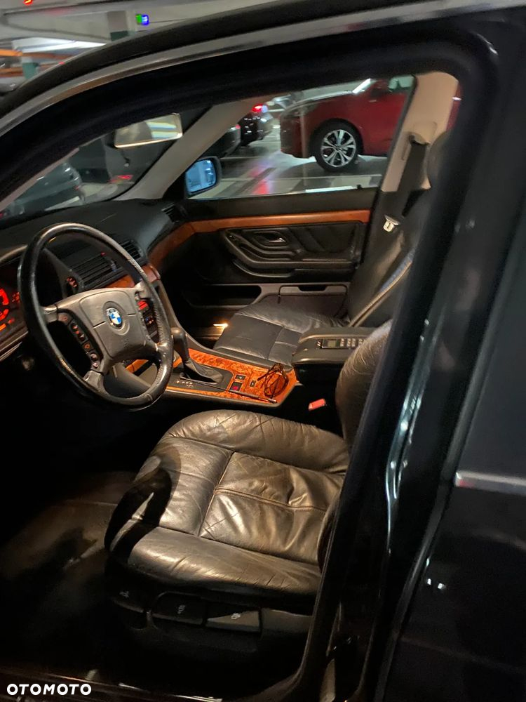 BMW Seria 7 735i - 5