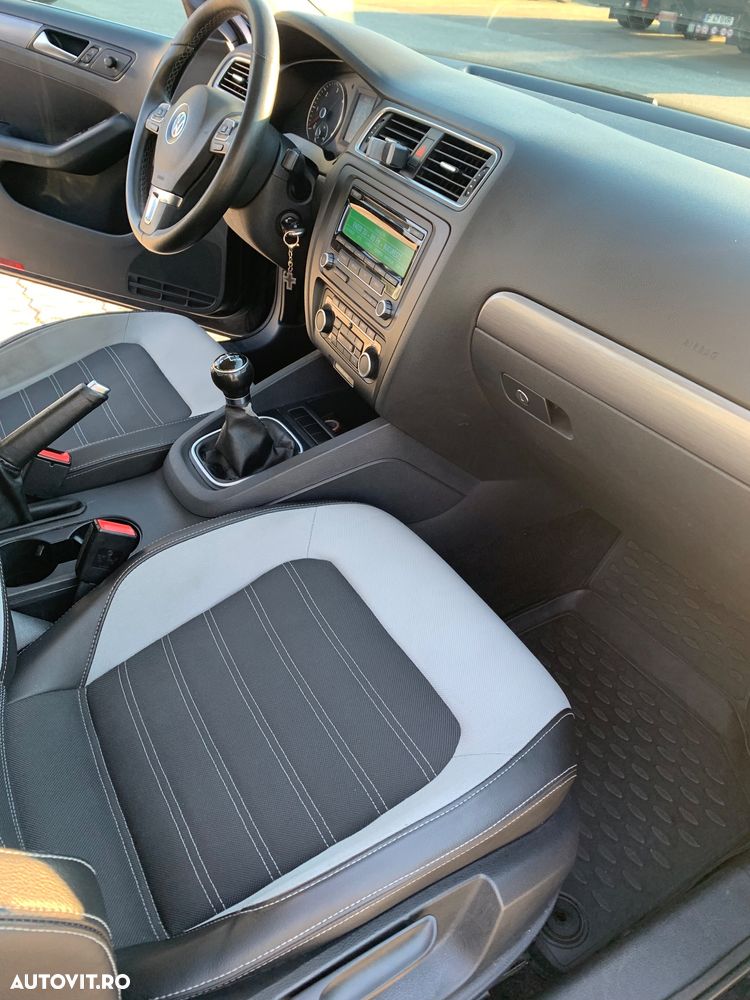 Volkswagen Jetta 1.6 TDI Highline - 12