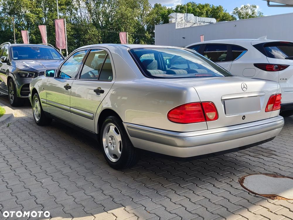 Mercedes-Benz Klasa E 200 T Classic - 21