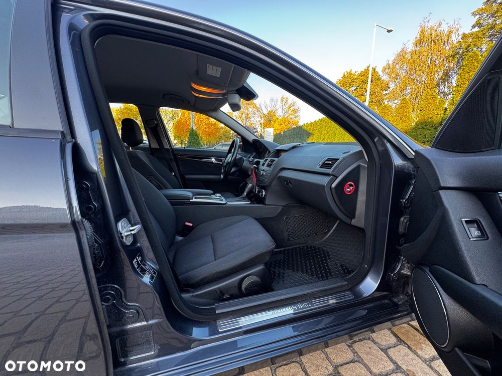 Mercedes-Benz Klasa C 180 CGI Automatik BlueEFFICIENCY Avantgarde - 28