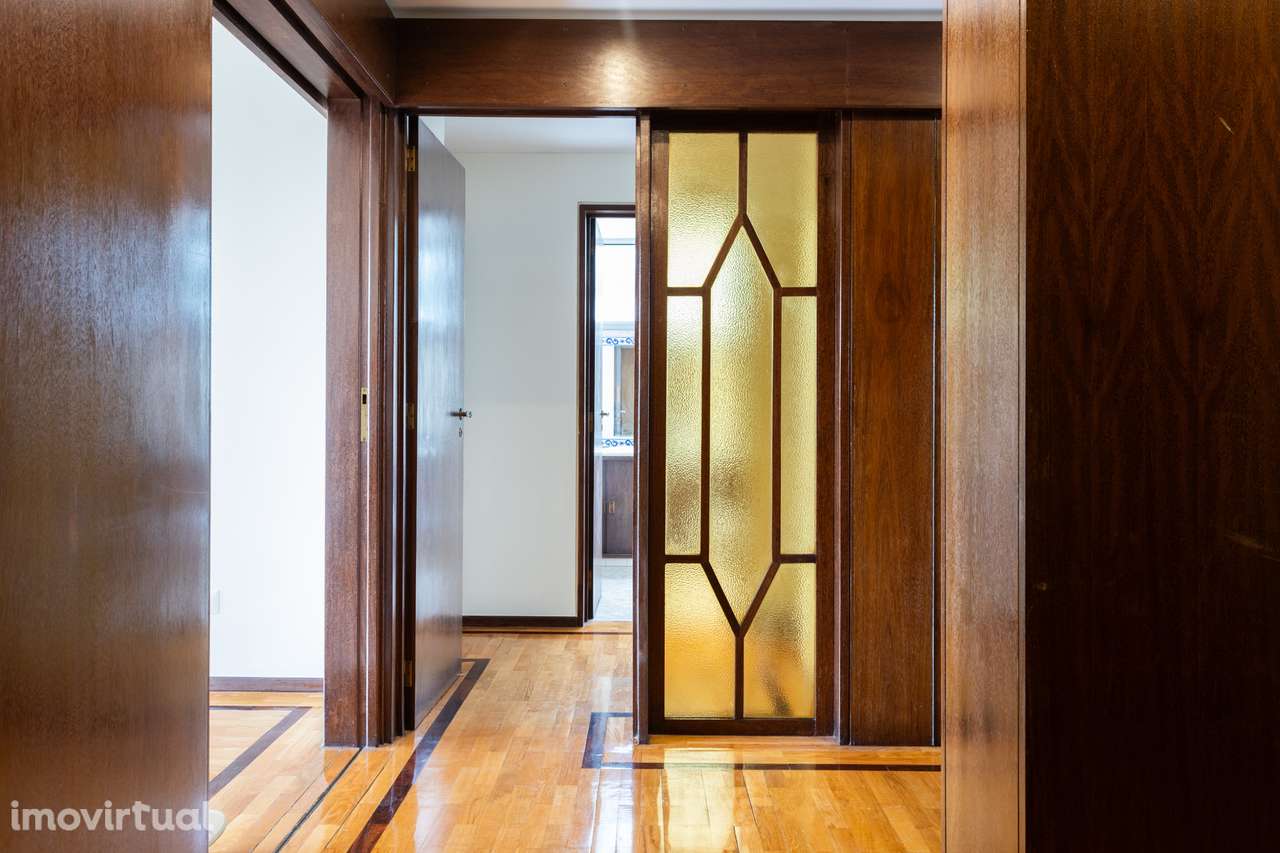 T3 para Arrendamento em MIRAFLORES – Rua Plácido Abreu - Grande imagem: 4/37