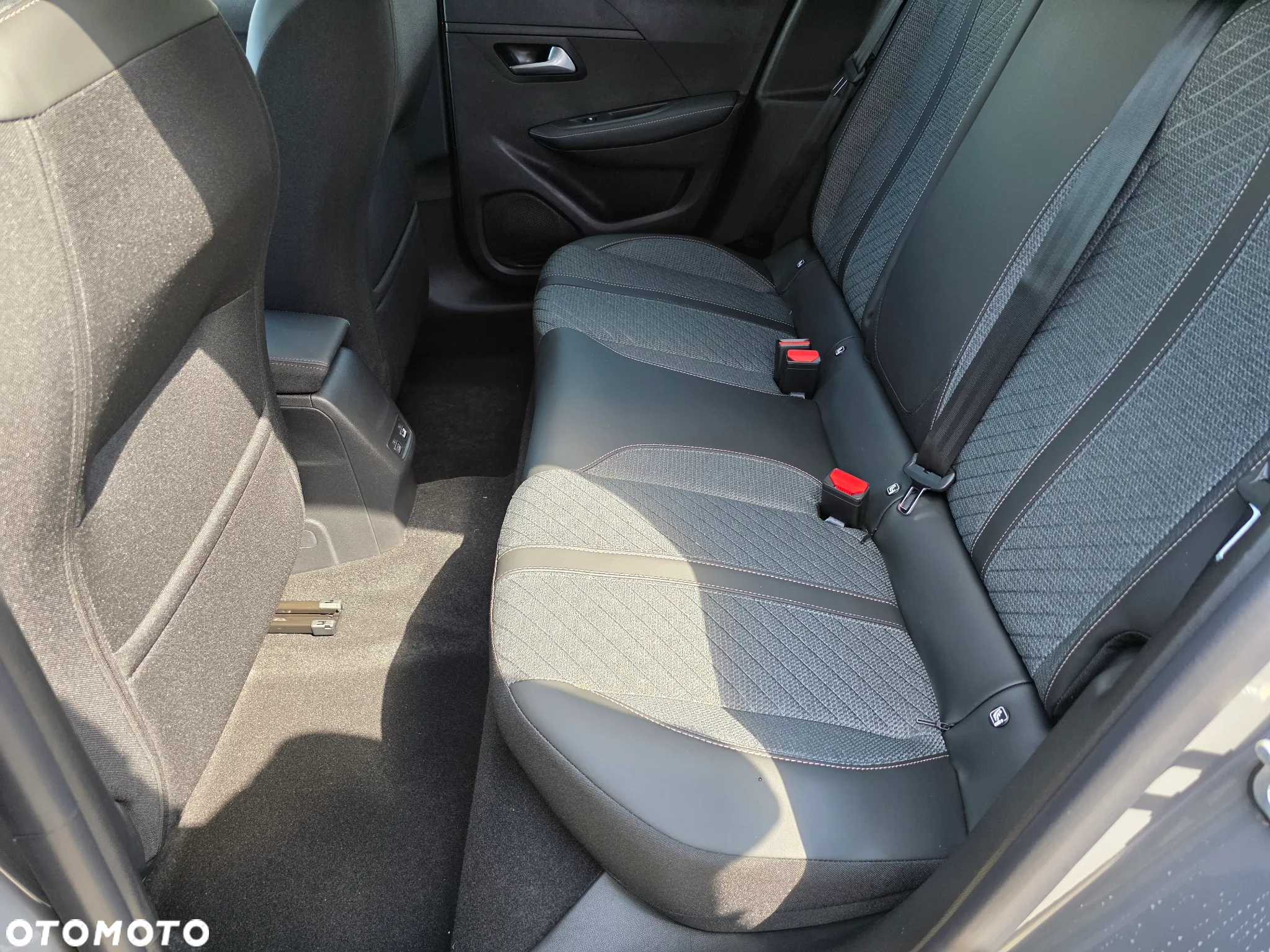 Peugeot 208 e-208 50kWh Allure - 11