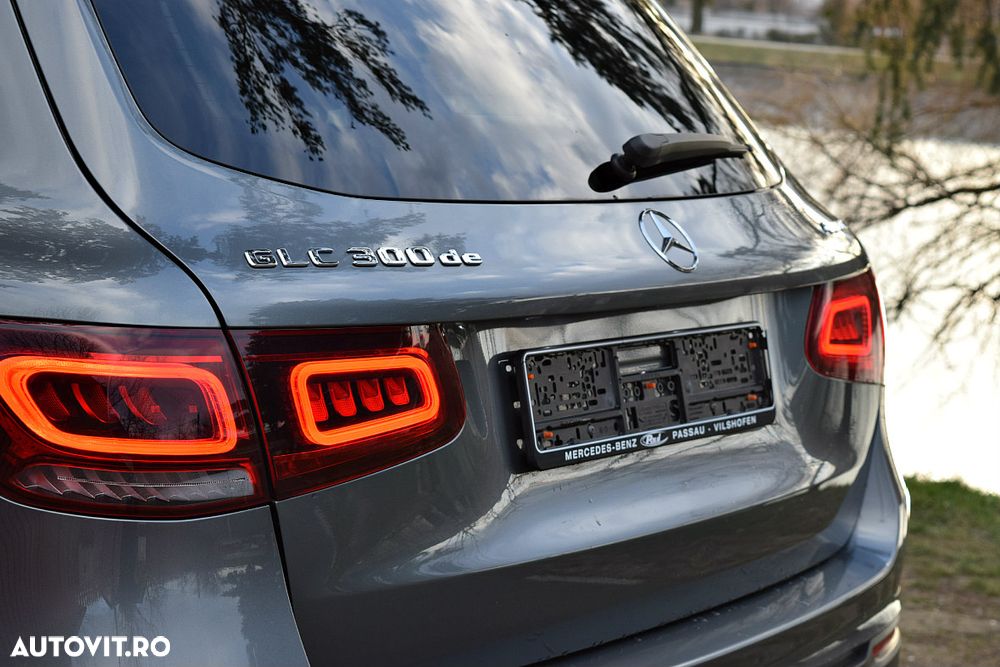 Mercedes-Benz GLC 300 e 4Matic 9G-TRONIC AMG Line Plus - 35
