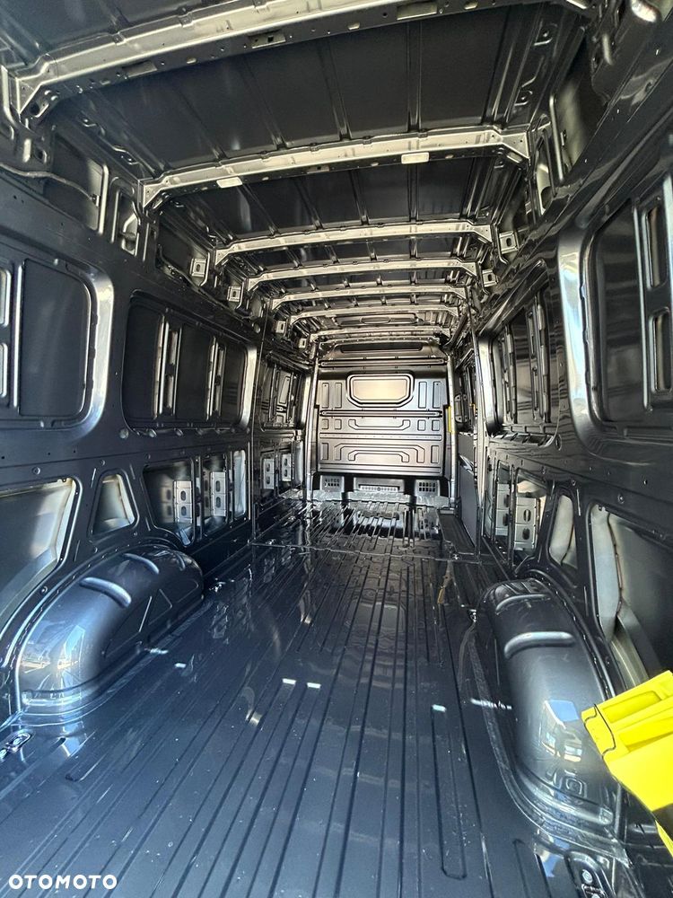 Volkswagen Crafter - 13