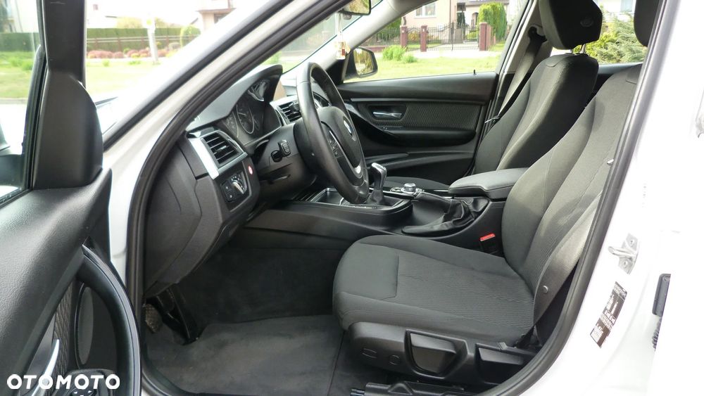 BMW Seria 3 318d Touring Sport Line - 15