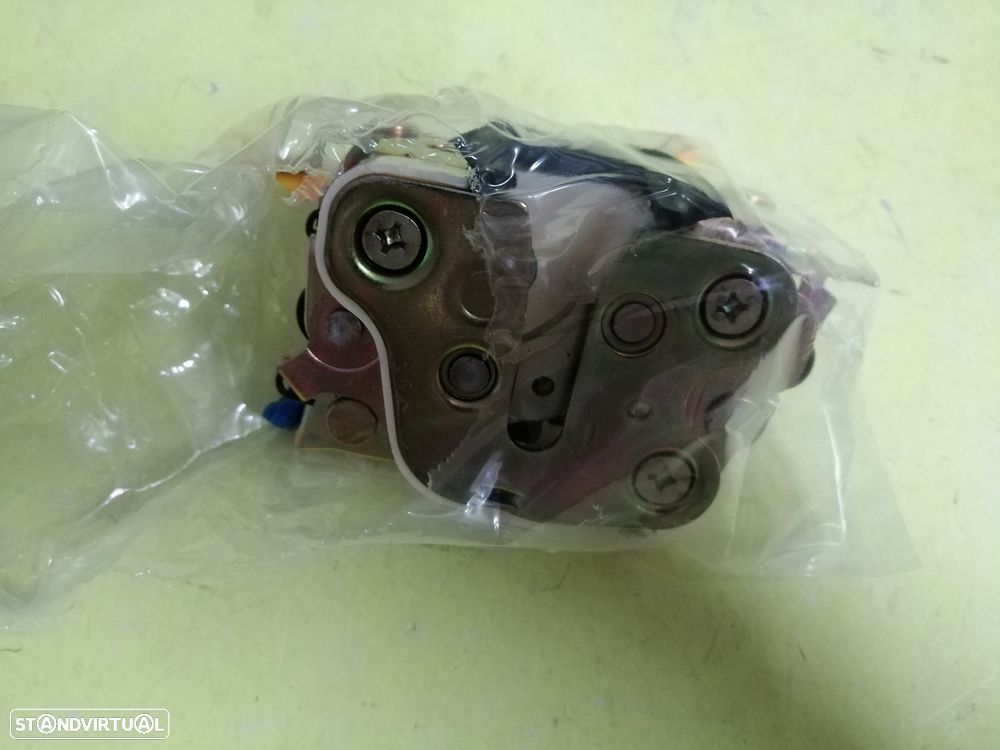 Fechadura da porta esquerda Nissan Pickup D21 - 1