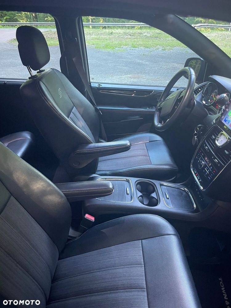 Chrysler Town & Country - 5