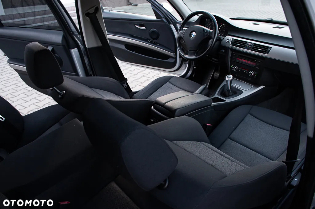 BMW Seria 3 318i Touring - 21