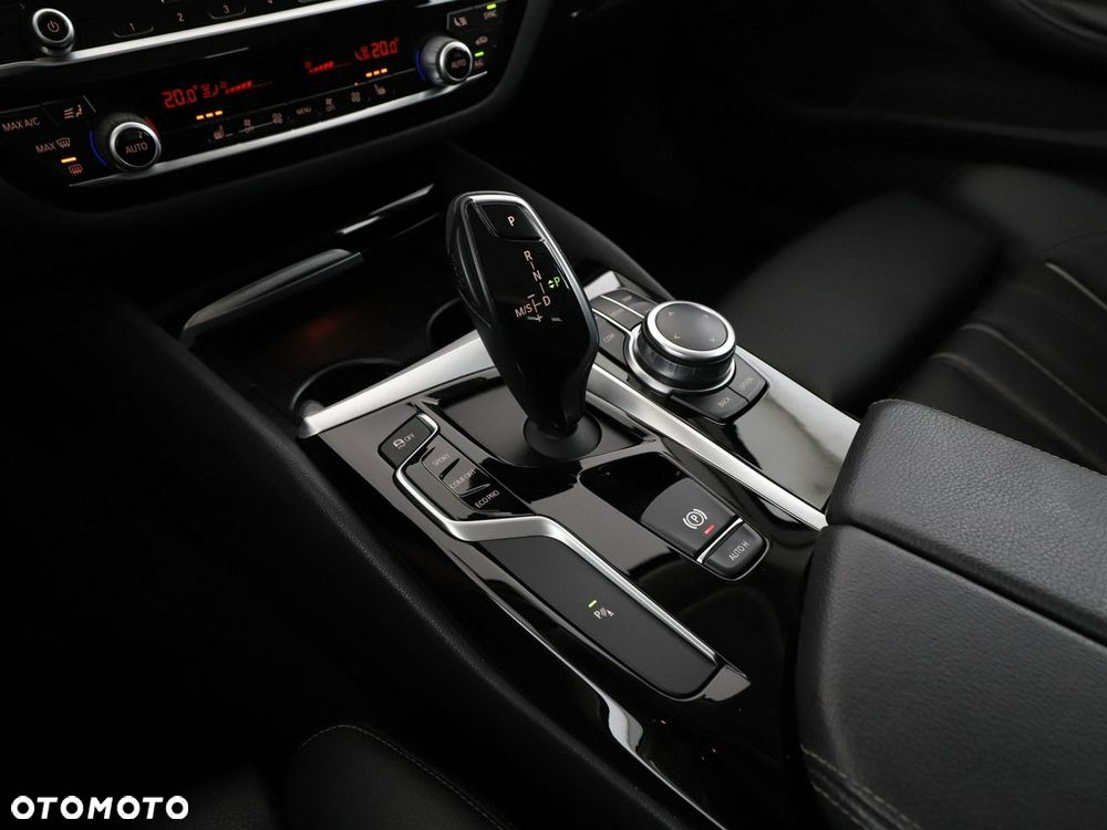 BMW Seria 5 520d Sport Line - 29