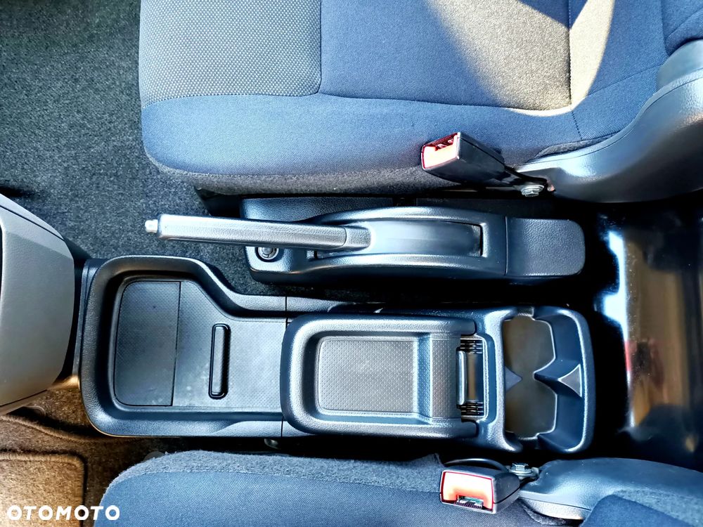 Nissan ENV 200 Maxi - 23