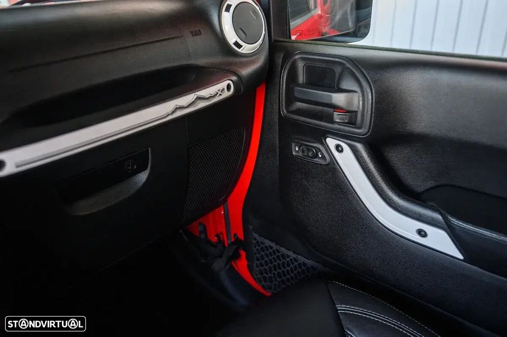 Jeep Wrangler 2.8 CRD Auto Sport - 37