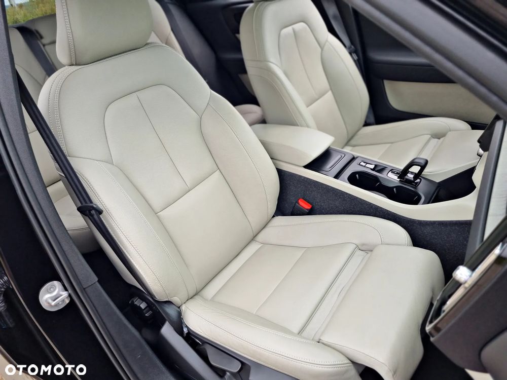 Volvo XC 40 B3 B DKG Ultra Black Edition - 28