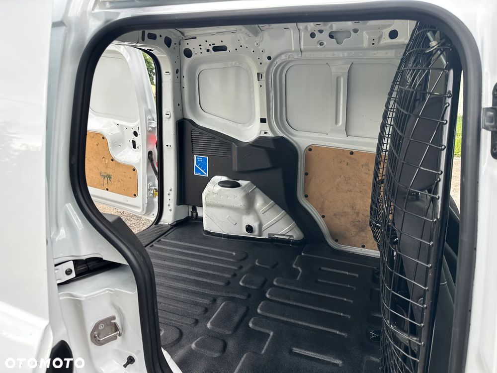 Ford Transit Courier - 19
