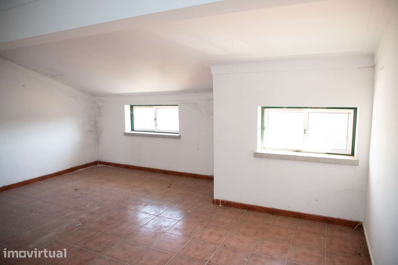 Terreno Urbano com Moradia  – Excelente Oportunidade de Investimento - Grande imagem: 3/42