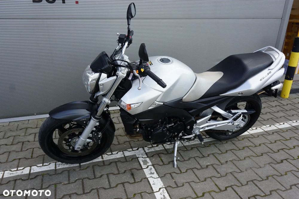 Suzuki GSR - 16