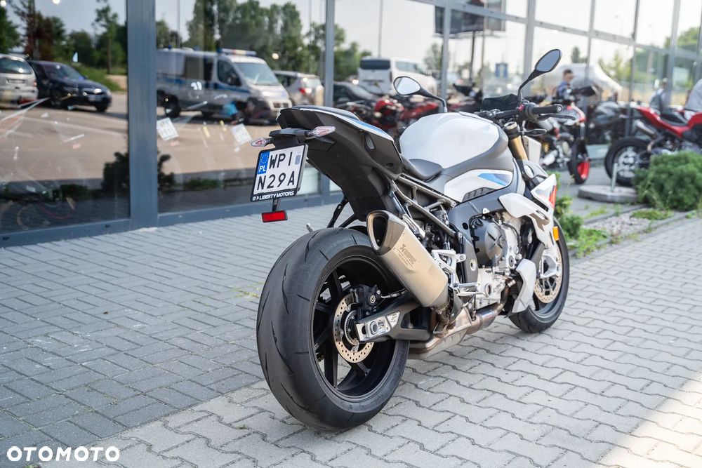 BMW S - 8
