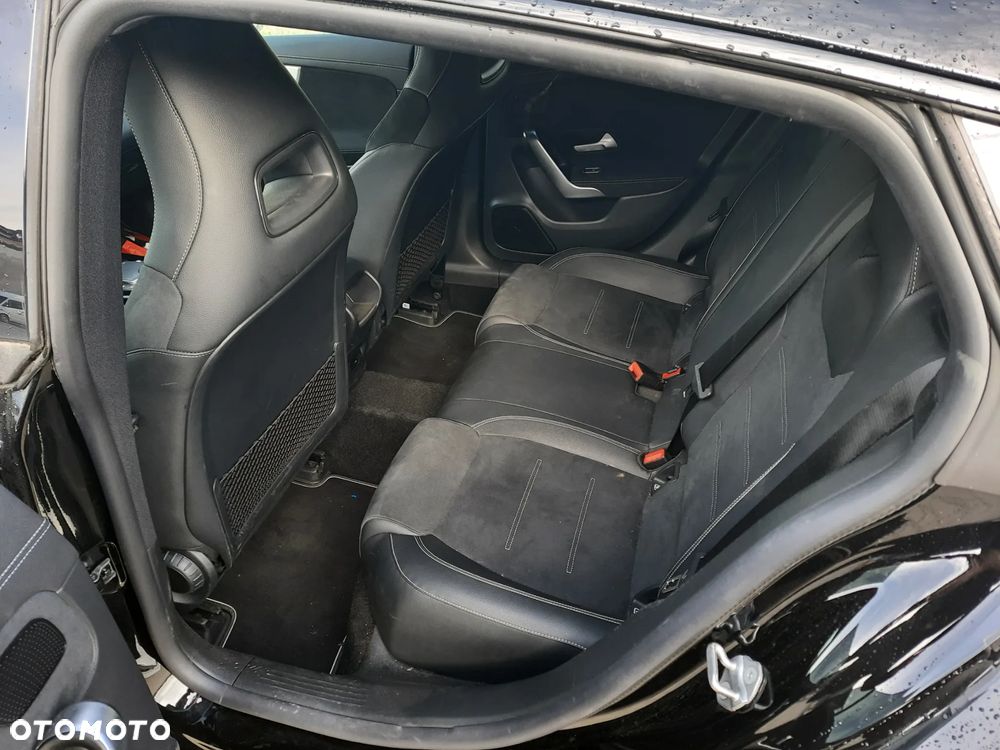 Mercedes-Benz CLA 180 7G-DCT Special Edition - 12