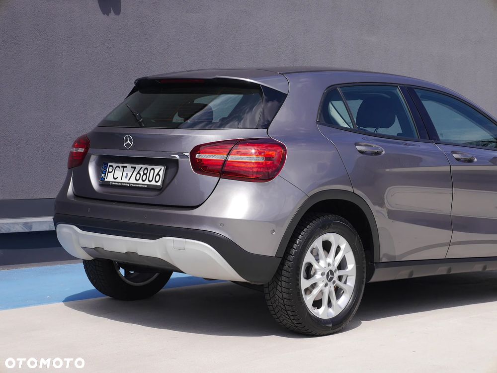 Mercedes-Benz GLA 180 7G-DCT - 40