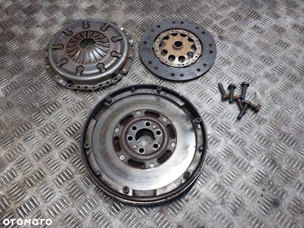 KOŁO DWUMASOWE + TARCZA + DOCISK AUDI A4 B5 1.8 20V 058105266 - 1