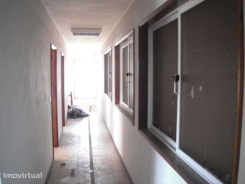 Armazem com escritorios, balnearios, e wcs - Grande imagem: 4/4