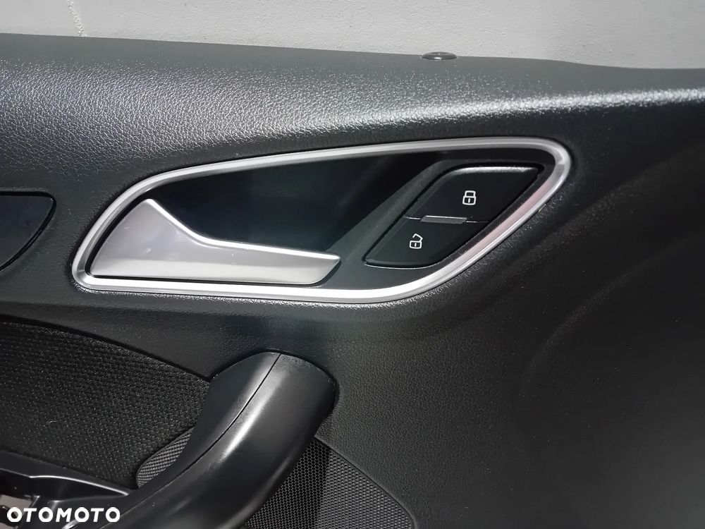 boczek lewy przód Audi Q3 2015 - 2