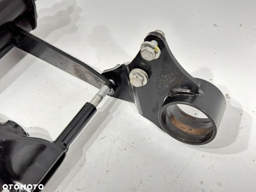 Wahacz mocowanie silnika Piaggio Medley 125 - 2