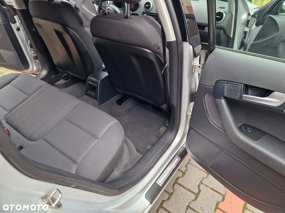 Audi A3 Sportback 1.8 TFSI Ambiente - 24