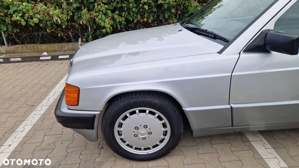 Mercedes-Benz W201 (190) - 1
