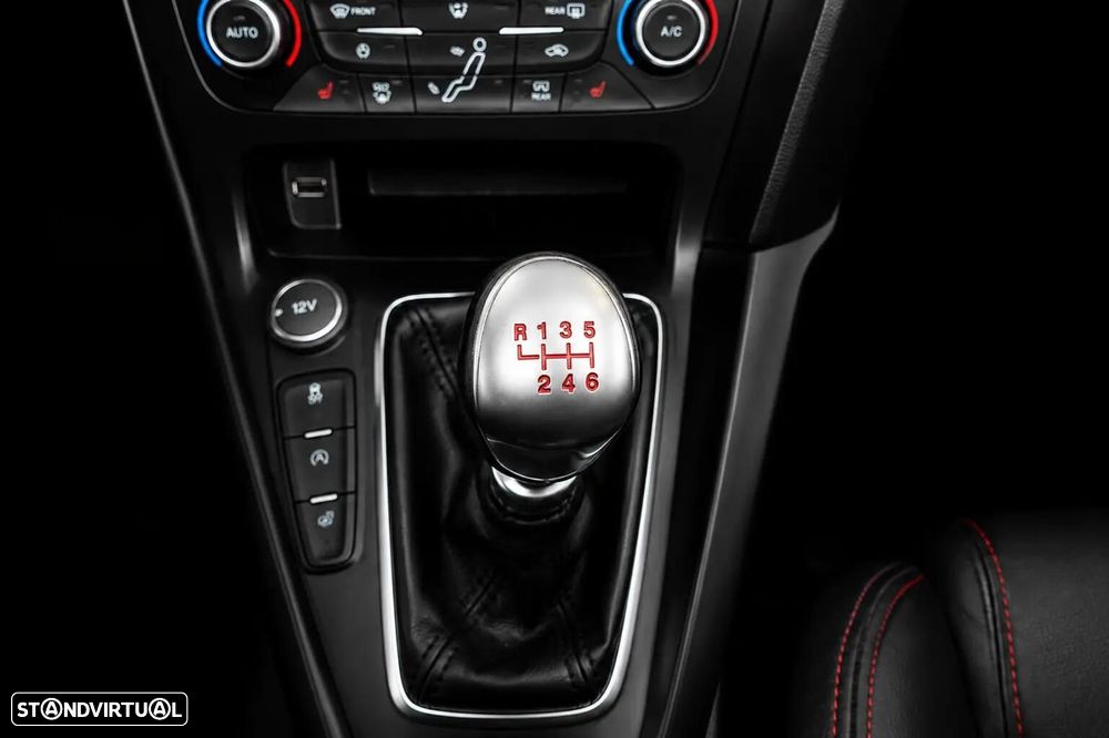 Ford Focus 2.0 EcoBoost ST c/ Pack Pele Desportiva - 10