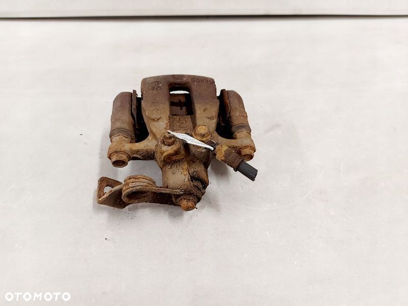 rio iii 1.1 crdi zacisk hamulcowy prawy tył jarzmo - 4