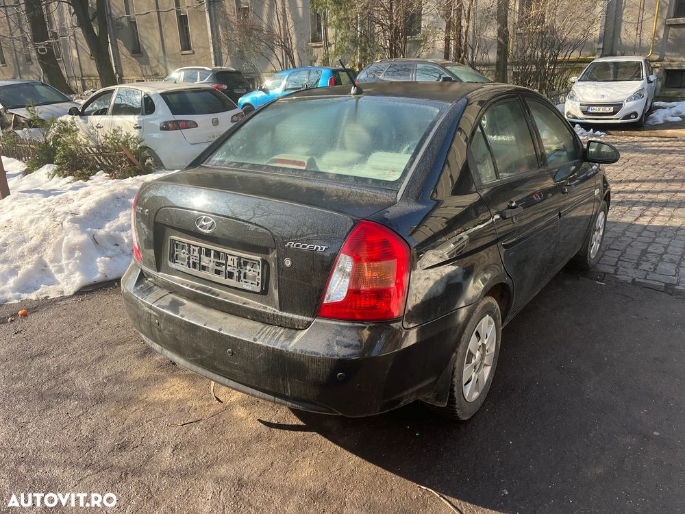 Dezmembrez Hyundai Accent 3 negru 2008 1,4 benzina 71KW - 12