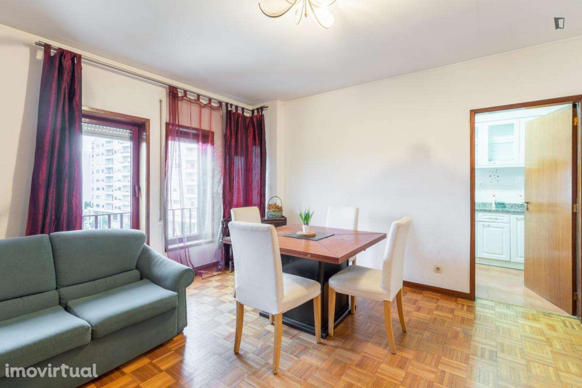 Quarto - localizado em Paranhos Porto - Grande imagem: 3/33