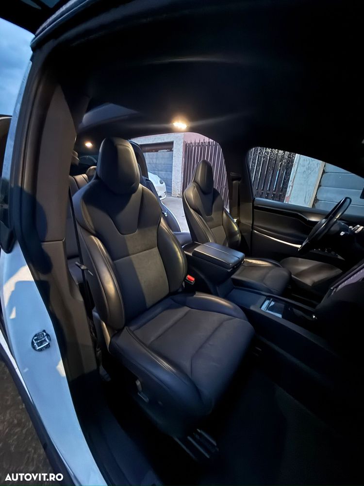 Tesla Model X - 4