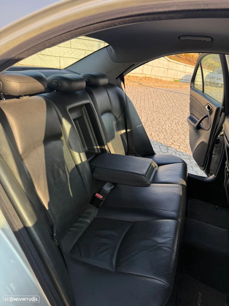 Mercedes-Benz 220 - 10